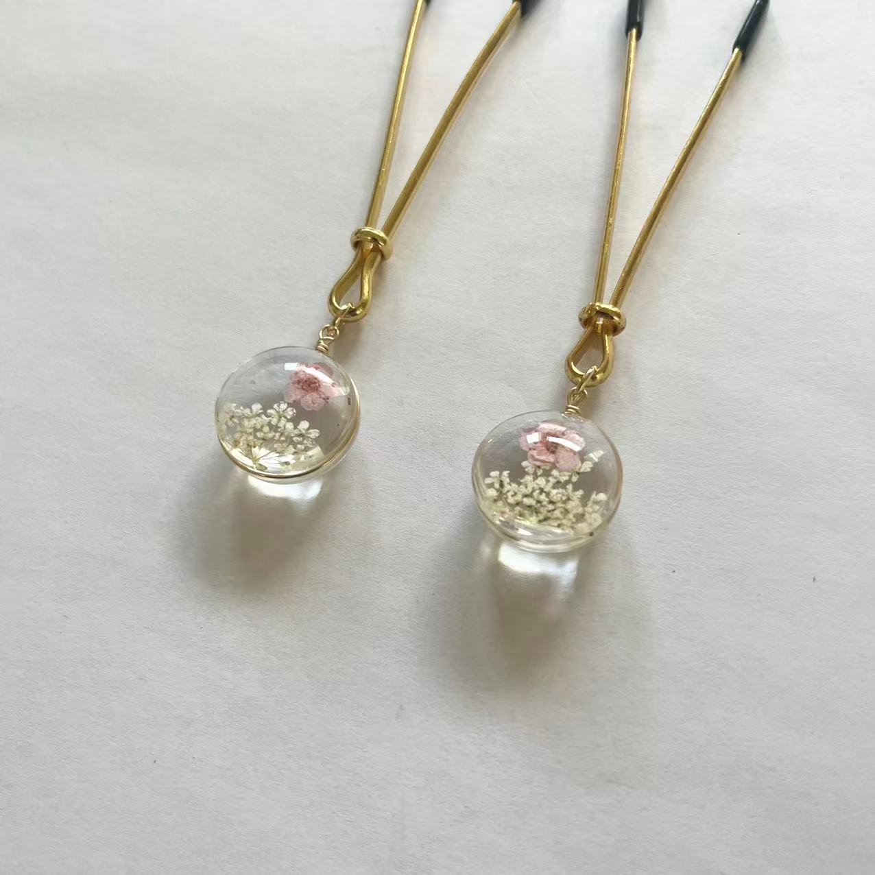 Gold nipple clamps with globe resin charm containing dried flowers – PurpleNight.ca