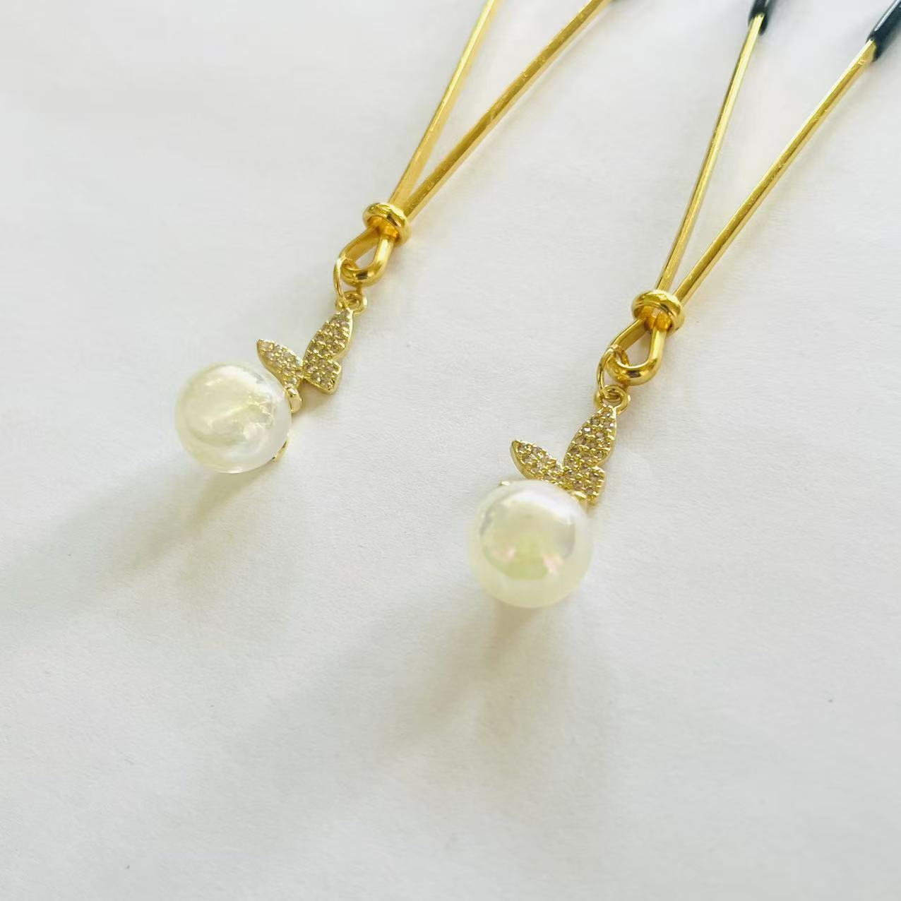 Gold nipple clamps with pearl drop and butterfly charm – PurpleNight.ca