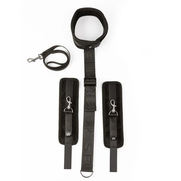 SEI MIO Neck Firmly in Check Kit – black adjustable collar with wrist restraints and strap, beginner-friendly bondage gear

