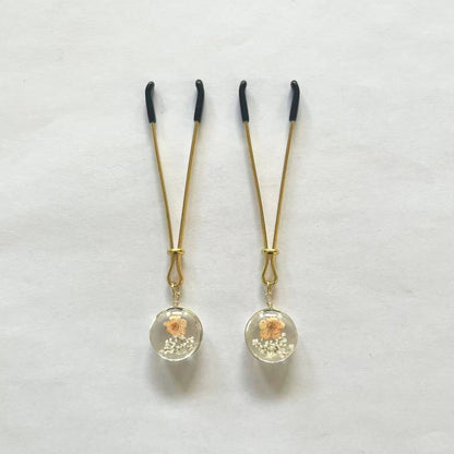 Gold nipple clamps with globe resin charm containing dried flowers – PurpleNight.ca
