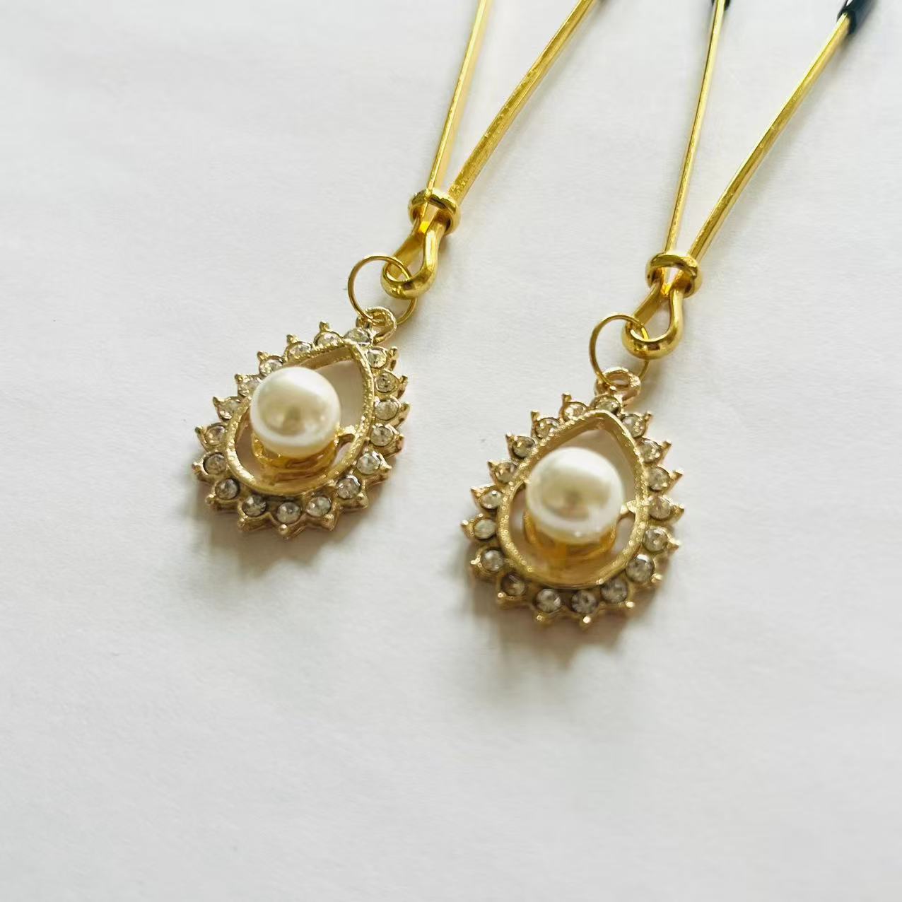 Gold nipple clamps with teardrop charm and faux pearl center – PurpleNight.ca